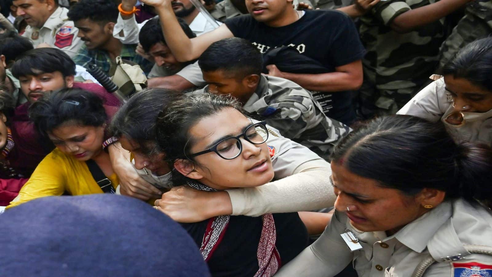 Delhi Protest: दिल्ली में पुलिसकर्मियों पर 3 महिला पत्रकारों का यौन उत्पीड़न का आरोप, क्राइम जांच ने शुरू की जांच Delhi Protest: दिल्ली में पुलिसकर्मियों पर 3 महिला पत्रकारों का यौन उत्पीड़न का आरोप, क्राइम जांच ने शुरू की जांच