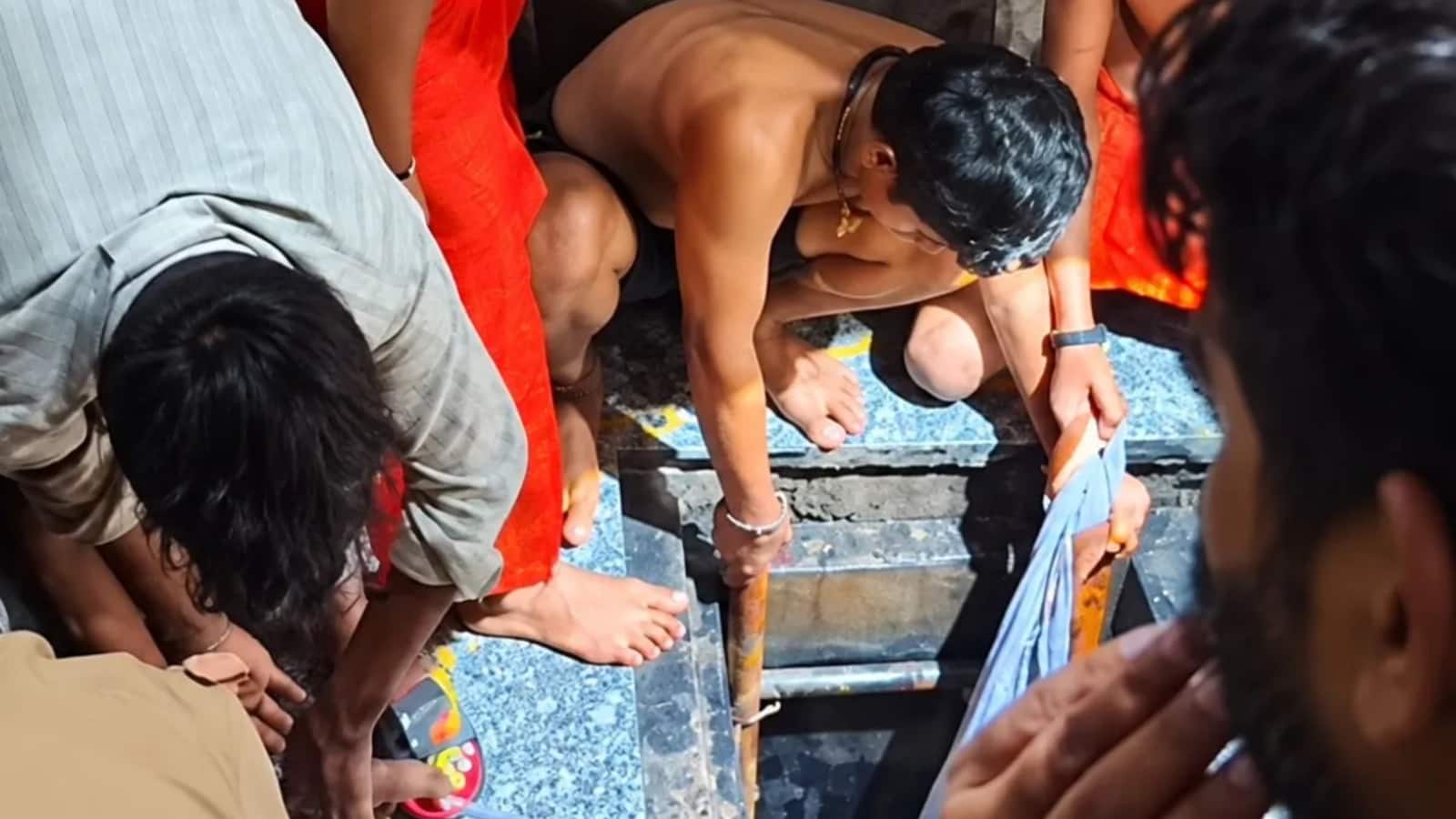 वृंदावन में दर्दनाक हादसा, पानी की टंकी में सफाई करने उतरे 4 छात्रों की जहरीली गैस से मौत, जांच में जुटी पुलिस वृंदावन में दर्दनाक हादसा, पानी की टंकी में सफाई करने उतरे 4 छात्रों की जहरीली गैस से मौत, जांच में जुटी पुलिस
