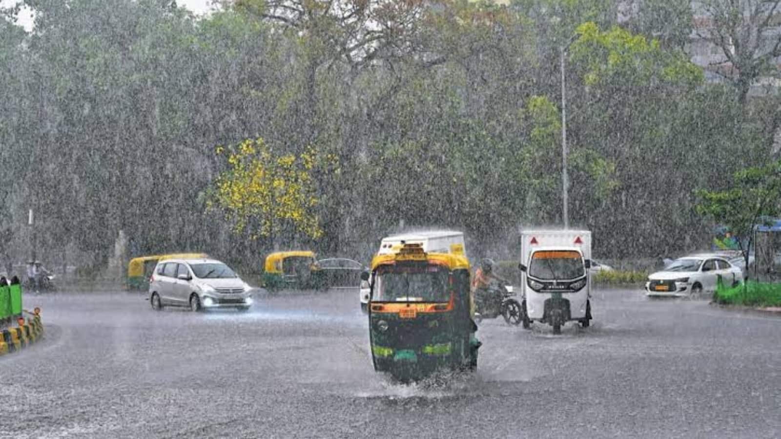 कल का मौसम: दिल्ली-UP समेत कई राज्यों में बारिश और आंधी का अलर्ट, 60 kmph तक चलेंगी हवाएं कल का मौसम: दिल्ली-UP समेत कई राज्यों में बारिश और आंधी का अलर्ट, 60 kmph तक चलेंगी हवाएं