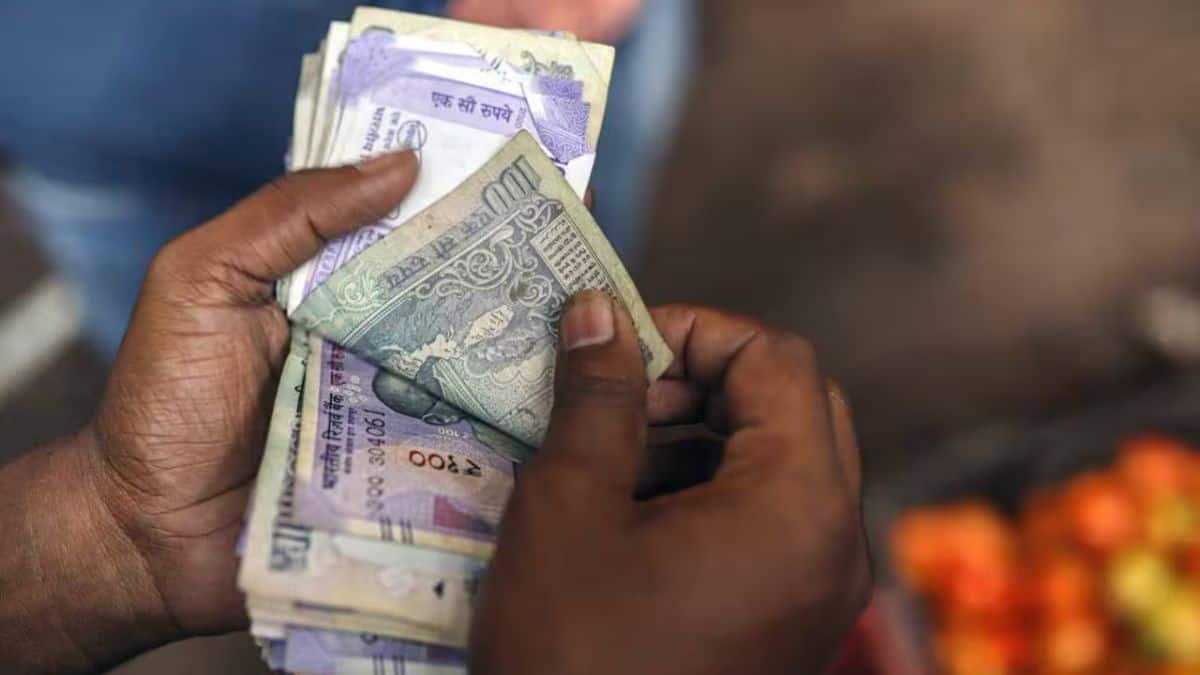 FD मैच्योर होने के बाद भूल गए निकालना? बैंक में पड़े पैसे पर मिलता है कितना ब्याज, जानिए RBI के नियम FD मैच्योर होने के बाद भूल गए निकालना? बैंक में पड़े पैसे पर मिलता है कितना ब्याज, जानिए RBI के नियम