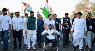 ભારત જોડો યાત્રા : રાહુલ ગાંધી ઈન્દોરમાં વિકલાંગ વ્યક્તિની વ્હીલચેરને ધક્કો મારતા મળ્યા જોવા 