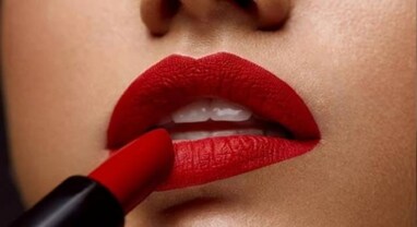 Lipstick: તમારા હોઠને ઝેરીલા બનાવી શકે છે લિપસ્ટિક, અનેક રોગોનું વધી શકે છે જોખમ, આ રીતે બચો