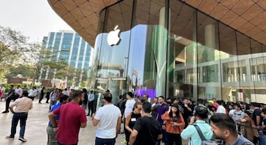 Apple Store: પ્રતીક્ષા પૂરી થઈ! ભારતનો પહેલો Apple સ્ટોર મુંબઈમાં ખુલ્યો, ટિમ કૂકે કસ્ટમર્સનું કર્યું સ્વાગત