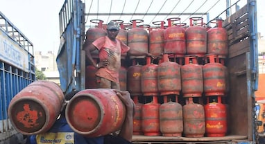 LPG Price Hike: માર્ચના પહેલા દિવસે ગ્રાહકોને ઝટકો, LPG સિલેંડરના ભાવમાં વધારો, જાણો તમારા શહેરના ભાવ
