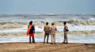 મુંબઈના જુહુ બીચ પર દરિયામાં 5 છોકરાઓ ડૂબ્યા, 1નો થયો બચાવ, બેના મૃતદેહ બહાર આવ્યા મુંબઈના જુહુ બીચ પર દરિયામાં 5 છોકરાઓ ડૂબ્યા, 1નો થયો બચાવ, બેના મૃતદેહ બહાર આવ્યા