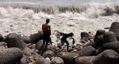 Cyclone Biparjoy: વિનાશકારી બિપરજોય આજે સાંજ સુધીમાં ગુજરાતના દરિયાકાંઠે ત્રાટકશે, કચ્છ-સૌરાષ્ટ્રમાં ભારે વરસાદ શરૂ, 75 હજાર લોકોનું સ્થળાંતર