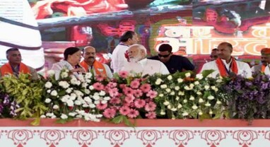 શું રાજેનું રાજ ફરી પાછું ફરશે? લાંબા અંતર બાદ પીએમ મોદી સાથે મંચ પર દેખાયા વસુંધરા રાજે, કર્ણાટકની ભૂલ સુધારવામાં લાગી ભાજપ