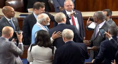 PM Modi in US: 75 વાર તાળીઓ, સેલ્ફી અને ઓટોગ્રાફ માટે સાંસદોની લાઈન, યુએસ સંસદનો શાનદાર આગાઝ PM Modi in US: 75 વાર તાળીઓ, સેલ્ફી અને ઓટોગ્રાફ માટે સાંસદોની લાઈન, યુએસ સંસદનો શાનદાર આગાઝ