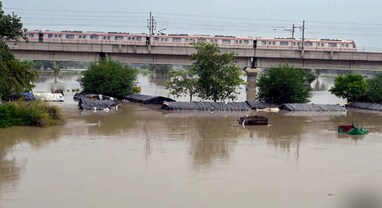 Delhi flood: દિલ્હીમાં પૂરનો ખતરો, યમુના કિનારે હાહાકાર, પાણીનું લેવલ 208 મીટરને પાર Delhi flood: દિલ્હીમાં પૂરનો ખતરો, યમુના કિનારે હાહાકાર, પાણીનું લેવલ 208 મીટરને પાર