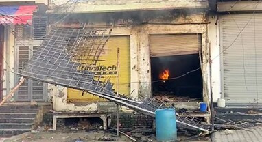 Nuh Violence:હરિયાણા હિંસામાં મૃત્યુઆંક વધીને 5 થયો! નૂહમાં કર્ફ્યુ લાગુ, ઇન્ટરનેટ બંધ, ગુરુગ્રામમાં પણ તણાવ Nuh Violence:હરિયાણા હિંસામાં મૃત્યુઆંક વધીને 5 થયો! નૂહમાં કર્ફ્યુ લાગુ, ઇન્ટરનેટ બંધ, ગુરુગ્રામમાં પણ તણાવ