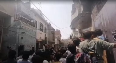 Pakistan: ટોળાએ પાકિસ્તાનમાં ઇશનિંદાને લઈને અનેક ચર્ચોમાં લગાવી આગ, ખ્રિસ્તી ઘરોમાં કરી તોડફોડ Pakistan: ટોળાએ પાકિસ્તાનમાં ઇશનિંદાને લઈને અનેક ચર્ચોમાં લગાવી આગ, ખ્રિસ્તી ઘરોમાં કરી તોડફોડ