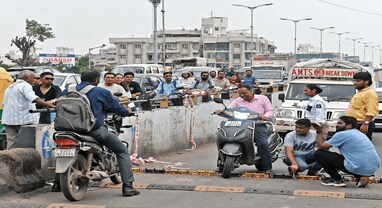 Ahmedabad: ચાણક્યપુરી બ્રિજ પર લગાવાયેલા ટાયર કિલર બમ્પનો ફિયાસ્કો, વાહન ચાલકોએ શોધી કાઢ્યો જુગાડ