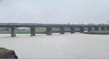 Navsari Bridge: નવસારીમાં અંબિકા નદી ઉપરનો પુલ પડ્યો નબળો, ભારે વાહનોની અવરજવર પર મુકાયો પ્રતિબંધ