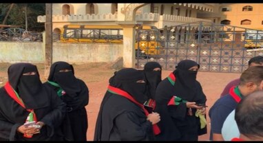 Hijab Ban: મુંબઈની કોલેજમાં મુસ્લિમ વિદ્યાર્થિનીઓ પર હિજાબ અને બુરખો પહેરવા પર પ્રતિબંધ, હંગામા બાદ ક્લાસમાં મળ્યો પ્રવેશ