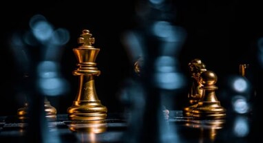 Chess Board Varanasi: વારાણસીની આ દુકાનમાં દોઢ લાખમાં મળે છે ચેસબોર્ડ, સોના-ચાંદીથી થાય છે કોતરકામ