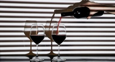 Red Wine Benefits: રેડ વાઈન લવર્સે આ વાતો જાણી લેવી જોઈએ, દિલ અને દિમાગ રહેશે સ્વસ્થ