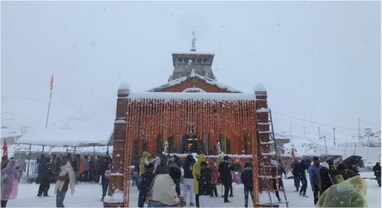 Kedarnath Dham: હિમવર્ષાથી ગુલઝાર થયું કેદારનાથ ધામ, ભક્તો માણી રહ્યાં છે બદલાતા મોસમનો આનંદ, જય કેદારનાથથી ગુંજ્યું ધામ