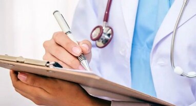 Dress Code Hospital: હોસ્પિટલમાં ડોક્ટરો માટે ડ્રેસ કોડ લાગુઃ પુરુષો માટે જીન્સ-ટી-શર્ટ અને મહિલાઓ માટે બેકલેસ-સ્કર્ટ પર પ્રતિબંધ