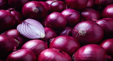 Onion price: ગુજરાતમાં ડુંગળીના ભાવમાં ધરખમ ઘટાડો, ડુંગળીની નિકાસ બંધ થતા હરાજી બંધ