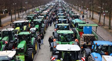 Farmers Protest: આ દેશમાં ખેડૂતો ટ્રેક્ટર લઈને રસ્તા પર ઉતર્યા, સબસિડી કાપને લઈને હોબાળો