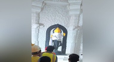 Ayodhya Ram Mandir : ભગવાન શ્રી રામ ગર્ભગૃહમાં બિરાજમાન, મૂર્તિનો પ્રથમ ફોટો આવ્યો સામે, અરનિમંથન વિધિ કરાઈ