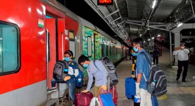 Railways Ticket Collector Jobs: ભારતીય રેલ્વેમાં ટિકિટ કલેક્ટરની નોકરી જોઇએ છે? તો વાંચી લો આ વિગતો