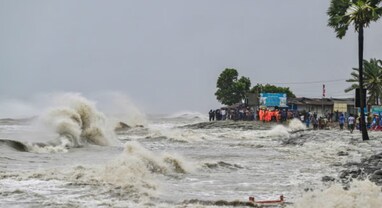 Remal Cyclone: દરિયામાં જોવા મળ્યું ચક્રવાત રેમલનું વિકરાળ સ્વરૂપ, ડરામણો વીડિયો આવ્યો સામે Remal Cyclone: દરિયામાં જોવા મળ્યું ચક્રવાત રેમલનું વિકરાળ સ્વરૂપ, ડરામણો વીડિયો આવ્યો સામે