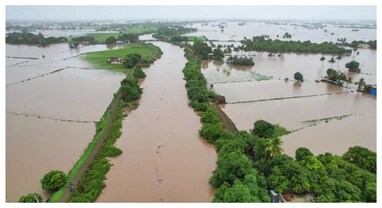 Gujarat rainfall: ગુજરાતમાં ભારે વરસાદને કારણે 8 લોકોના મોત, રેલ અને રોડ સેવાઓને માઠી અસર, જુઓ વીડિયો