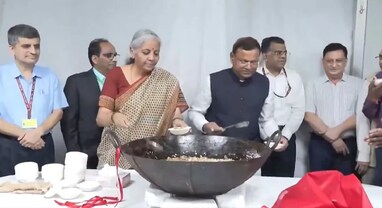 Budget 2024 Halwa Ceremony: બજેટ પહેલા પરંપરાગત હલવા સેરેમની, નાણામંત્રી નિર્મલા સીતારમણે બધાના મોં કરાવ્યા મીઠા