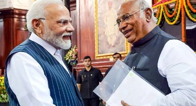 હાથમાં હાથ અને હાસ્ય, આ રીતે ખડગે PM મોદી સાથે મળ્યા, ઓમ બિરલા અને ધનખર પણ હતા હાજર