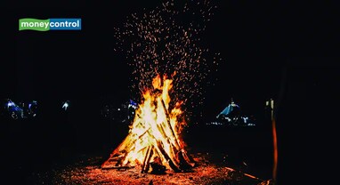 Holika Dahan 2025: હોલિકા દહન પૂજામાં આ વસ્તુઓનો જરૂરથી કરો સમાવેશ, ચેક કરી લો પૂજા સામગ્રીની સંપૂર્ણ યાદી
