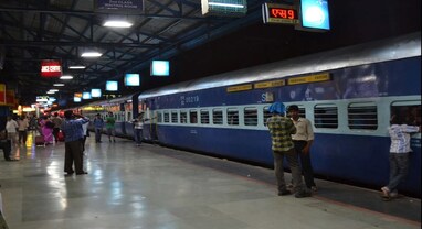 Indian Railways: રેલવે સ્ટેશનો પર ગંદકી ફેલાવનારાઓ સામે કડક કાર્યવાહી: ત્રણ મહિનામાં 31,576 લોકો પર દંડ, 32 લાખથી વધુની વસૂલાત