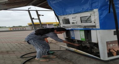 Gujarat petrol pump raids: ગુજરાતમાં પેટ્રોલ-ડીઝલ પંપ પર રાજ્યવ્યાપી દરોડા, 16 પંપ પર ગેરરીતિ, દંડ વસૂલાયો Gujarat petrol pump raids: ગુજરાતમાં પેટ્રોલ-ડીઝલ પંપ પર રાજ્યવ્યાપી દરોડા, 16 પંપ પર ગેરરીતિ, દંડ વસૂલાયો