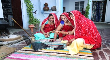 મોદી સરકારની ટોચની 5 બિઝનેસ લોન યોજનાઓ: મહિલા ઉદ્યમીઓ માટે છે ખાસ