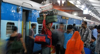 Train Luggage Rules: ટ્રેનમાં વધારે સામાન લઈ જવા પર નહીં લાગે દંડ, રેલ મંત્રીએ કરી સ્પષ્ટતા!