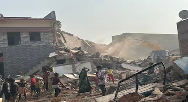 અમદાવાદ: ચંડોળા તળાવ બાદ હવે ઈસનપુરમાં મેગા ડિમોલિશન, 1000થી વધુ ગેરકાયદે દબાણો પર ફર્યું બુલડોઝર