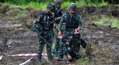 ટ્રમ્પની શાંતિ મંત્રણા નિષ્ફળ? 45 દિવસમાં જ યુદ્ધવિરામ ભંગ, થાઈલેન્ડે કંબોડિયા પર F-16થી કર્યા હવાઈ હુમલા ટ્રમ્પની શાંતિ મંત્રણા નિષ્ફળ? 45 દિવસમાં જ યુદ્ધવિરામ ભંગ, થાઈલેન્ડે કંબોડિયા પર F-16થી કર્યા હવાઈ હુમલા