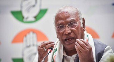 'ટ્રમ્પની ધમકી સામે PM મોદી ચૂપ કેમ?' કોંગ્રેસે પૂછ્યા ત્રણ સવાલ, ખડગેનો સીધો હુમલો