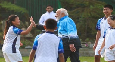 PM Modi in Sikkim: સિક્કિમના પ્રવાસે ગયેલા PM મોદીનો અનોખો અંદાજ, ગંગટોકમાં બાળકો સાથે રમી ફૂટબોલની રમત