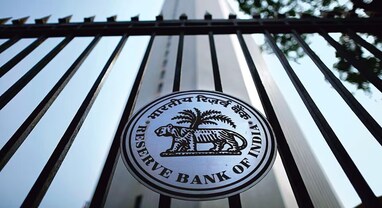 RBI નો મોટો નિર્ણય: 13 વર્ષ બાદ ફરી શરૂ થઈ શકે છે FCNR (B) ડિપોઝિટ, જાણો રૂપિયાને બચાવવા માટેની આ સ્કીમ શું છે? RBI નો મોટો નિર્ણય: 13 વર્ષ બાદ ફરી શરૂ થઈ શકે છે FCNR (B) ડિપોઝિટ, જાણો રૂપિયાને બચાવવા માટેની આ સ્કીમ શું છે?
