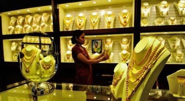 Kalyan Jewellers stock: સારા ગ્રોથ છતાં Kalyan Jewellersનો શેર 8% તૂટ્યો, રોકાણકારોને રાતા પાણીએ રોવાનો વારો Kalyan Jewellers stock: સારા ગ્રોથ છતાં Kalyan Jewellersનો શેર 8% તૂટ્યો, રોકાણકારોને રાતા પાણીએ રોવાનો વારો