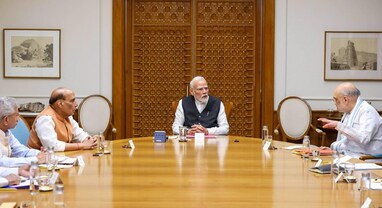 કેબિનેટની બેઠકમાં લેવાયા ઐતિહાસિક નિર્ણયો, યુરિયા સેક્ટર માટે 3 મોટા એલાન, મોબાઈલ PLI 2.0 સ્કીમને લીલી ઝંડી