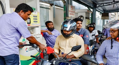 Bangladesh economic crisis: પડોશી દેશમાં ફ્યુઅલ પ્રાઇસમાં ભડકો, પેટ્રોલ-ડીઝલ અને કેરોસીનના ભાવ પહોંચ્યા આસમાને Bangladesh economic crisis: પડોશી દેશમાં ફ્યુઅલ પ્રાઇસમાં ભડકો, પેટ્રોલ-ડીઝલ અને કેરોસીનના ભાવ પહોંચ્યા આસમાને