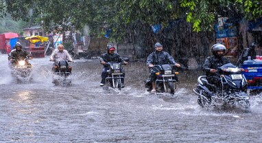 ગુજરાતમાં મેઘરાજાની ધમાકેદાર બેટિંગ: 24 કલાકમાં 240 તાલુકામાં વરસાદ, કપરાડામાં સૌથી વધુ 4.45 ઇંચ ખાબક્યો