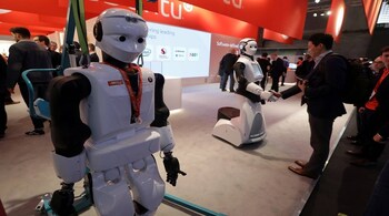 A robot greets visitors during Mobile World Congress in Barcelona, Spain, February 28, 2017. REUTERS/Eric Gaillard - RTS10T83