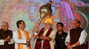 India's Prime Minister Narendra Modi (C) holds a mace presented by Lucknow's mayor Dinesh Sharma (2nd L) as Home Minister Rajnath Singh (R) looks on during Vijaya Dashmi or Dussehra festival celebrations in Lucknow, India, October 11, 2016. REUTERS/Pawan Kumar - RTSRTHY