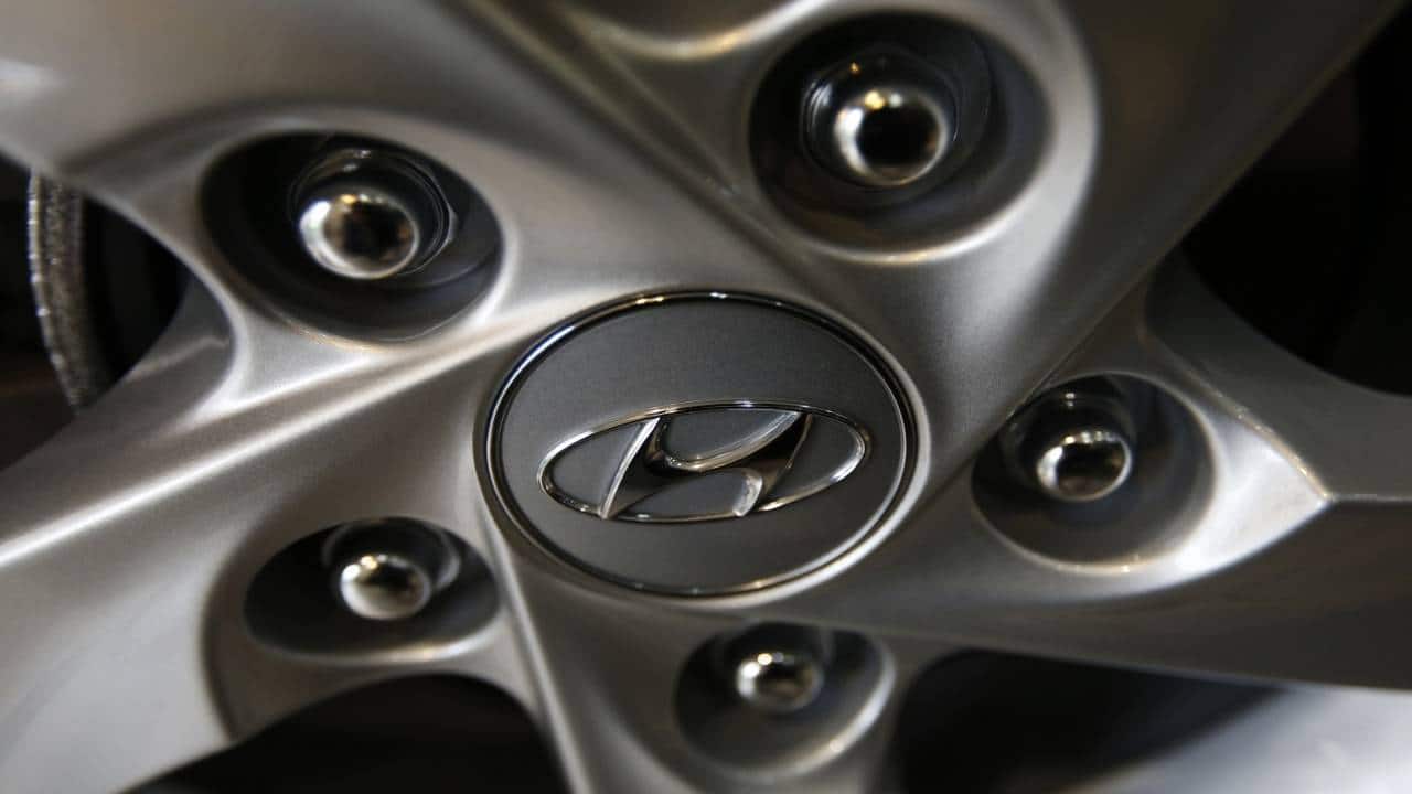 The logo of Hyundai Motor Co. is seen on a wheel of a car at a Hyundai dealership in Seoul January 22, 2015. South Korea's Hyundai Motor Co on Thursday reported a fourth straight quarterly profit decline, pulled down by a plunge in the Russian rouble and increased buying incentives in the United States. REUTERS/Kim Hong-Ji (SOUTH KOREA - Tags: TRANSPORT BUSINESS LOGO) - RTR4MEH9
