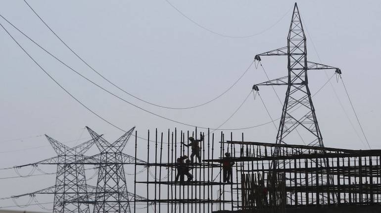 Workers erect scaffolding at the construction site of a metro station in Greater Noida on the outskirts of New Delhi, India, September 30, 2015. India's annual infrastructure output growth picked up in August to 2.6 percent from a year ago, mainly driven by higher cement and electricity generation, government data showed on Wednesday. REUTERS/Anindito Mukherjee - RTS2EK8