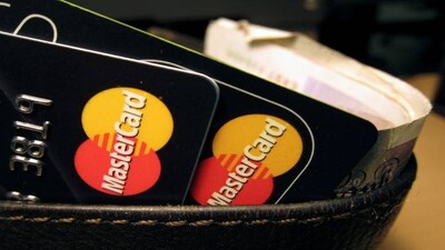 5 important factors you should know whiling swiping your credit card abroad