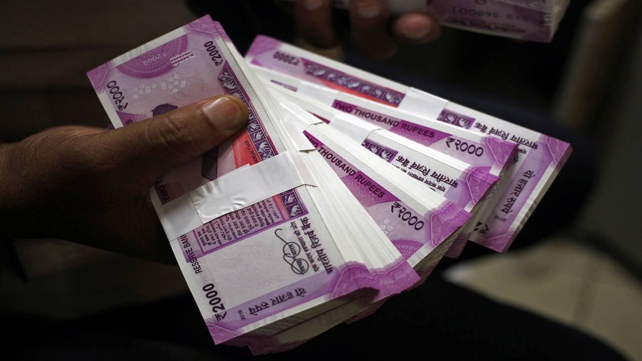 With ATMs not dispensing Rs 2,000 notes anymore, here's why it is a win-win situation for banks & customers With ATMs not dispensing Rs 2,000 notes anymore, here's why it is a win-win situation for banks & customers